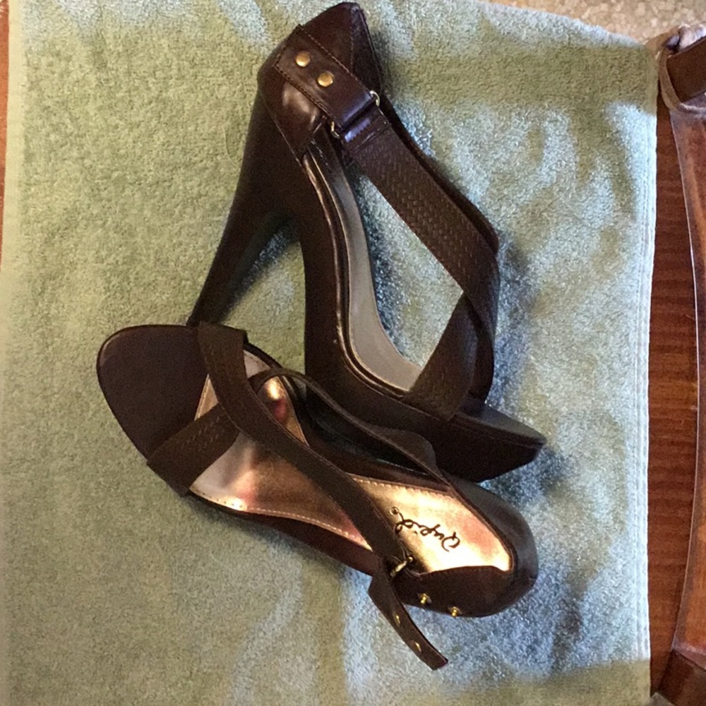 Brown criss cross stiletto